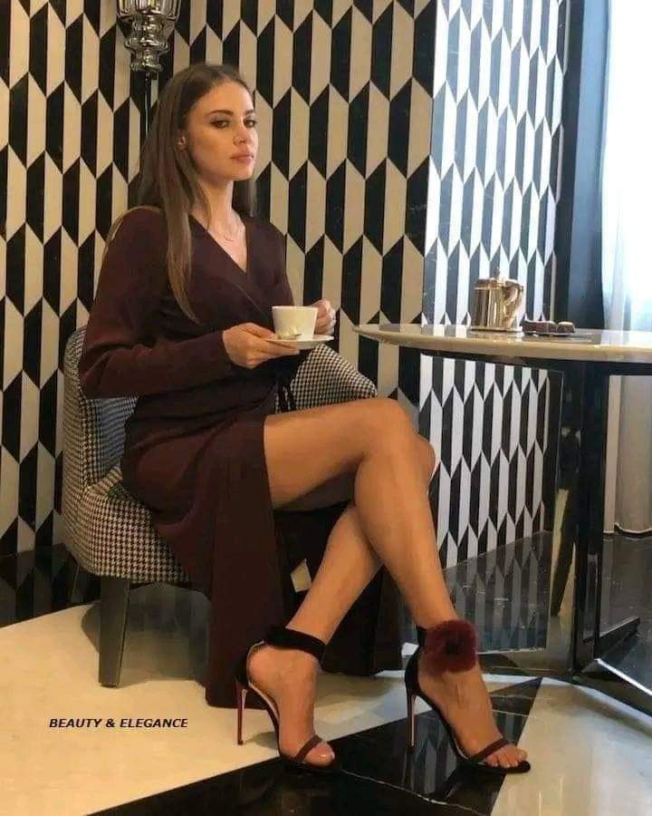 صدفة ومن بين كل الناس علقني
من يوم شفته وعيني جات في عينه
حسيت شي في عيونه حيل يجذبني
لما إبتسم بانت بوجهي تلاوينه
سلم علي وجلس جنبي وكلمني
كل الحواجز تلاشت بيني وبينه
أخذ يديني بإيديه وقام يوصفني
ولآ تمنيت إيديني تترك إيدينه
قلي كلام بصراحه حلو دوخني
ماقد سمعت حلاته آه يازينه