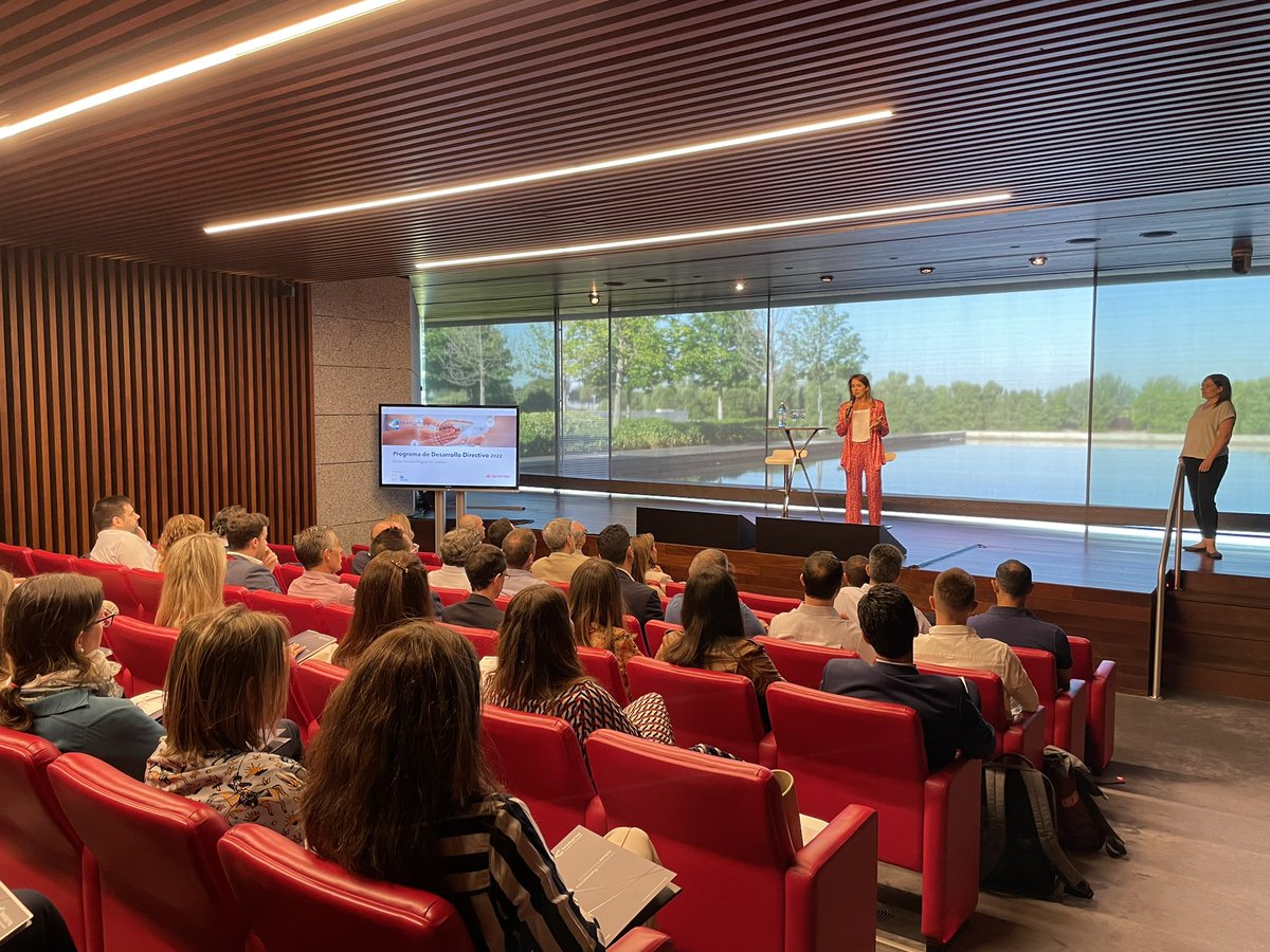 manuelmunizv's tweet image. Un placer estar hoy en @bancosantander abriendo el programa de Desarrollo Directivo de @goheadspring @IEuniversity . Hablaremos ahora del nuevo escenario internacional y de la gestión de la incertidumbre 👇👇👇