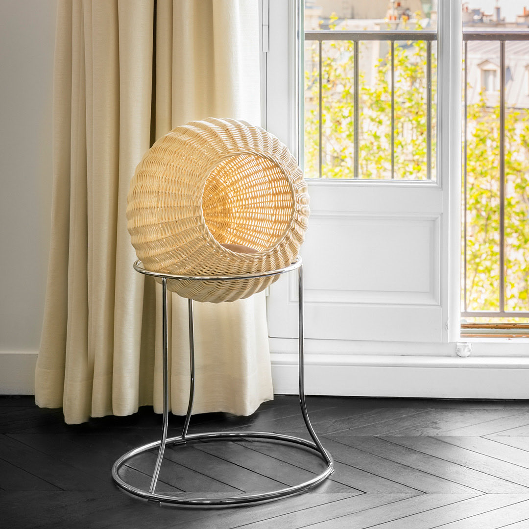 The STELLAR wicker design cat tree is light and minimalist. Its chrome-plated steel structure gives the impression that the sphere is floating in space.
This white wicker sphere is hand-woven by French craftsmen.

#interiordesign #innovativedesign #catfurniture #homedesign