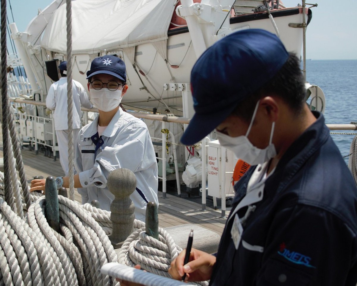 jmetsacjp's tweet photo. R4/5/31(火) 海王丸
航海科の実習生は、ギアテストを行いました。
帆走のための装備の配置やその名称の知識を確認します。
甲板部はセイルの製作。
4月から初めて帆船勤務となった甲板員も先輩からアドバイスを受けながら作業に参加します。
#JMETS #kaiwomaru #海王丸 #SailorMoon #geartest https://t.co/dSgEIllTy5