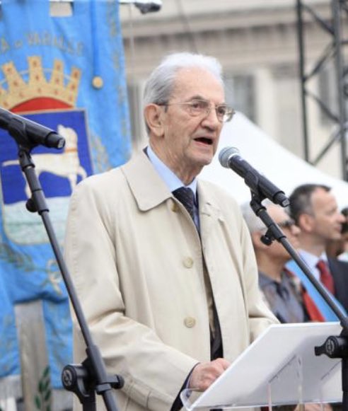 Un gigante della democrazia e dell’antifascismo, voce dei senza voce. Mancherà tantissimo 
Arrivederci #CarloSmuraglia, avvocato, partigiano, paladino del diritto e dei diritti