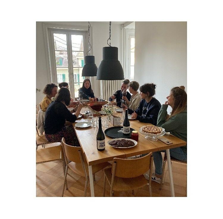 Gemütlicher könnte eine Mitarbeitenden-Sitzung fast nicht sein. 😊

#effingerbern #effinger #sitzung #pizza #vino #gemütlich #beisammensein #effingercoworking instagr.am/p/CeNr4q-KTox/