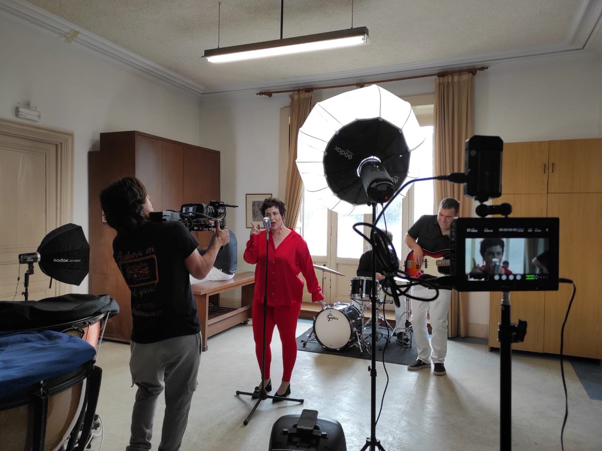 Syntorama's tweet photo. .@arima_soul-ek "Arima du" singlea estreinatu du bere lehen diskoaren aurrerapen gisa! Zer iruditzen? Guri izugarri gustatu zaigu!!! 🥰

@djmakala @InsaustiLidia @ElkarMusika 

🎥 Bideolan Proyectos Audiovisuales

👉 https://t.co/JqzPJ375U7 #Syntorama #ArimaSoul #ArimaDu https://t.co/wshV1zPTqU