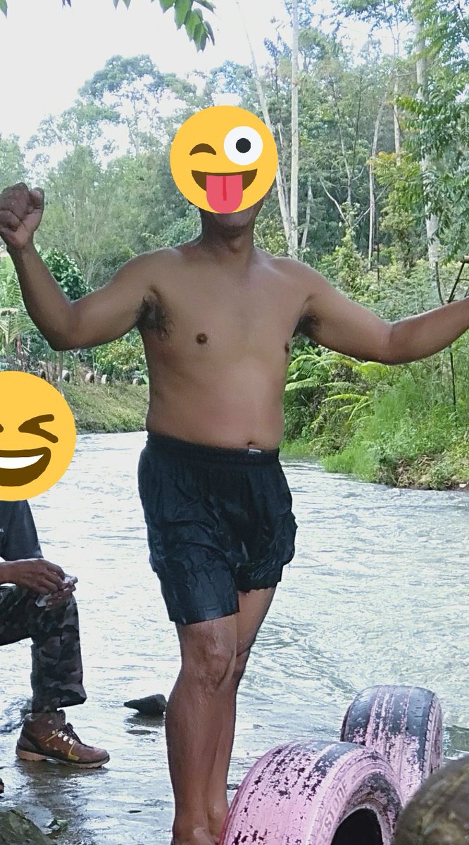 Gmn lebat gak ketiakku!!!tetap tegar meski menggigil dalam dinginya air terjun di Liwa Sampek otonggku mengkerut kecil