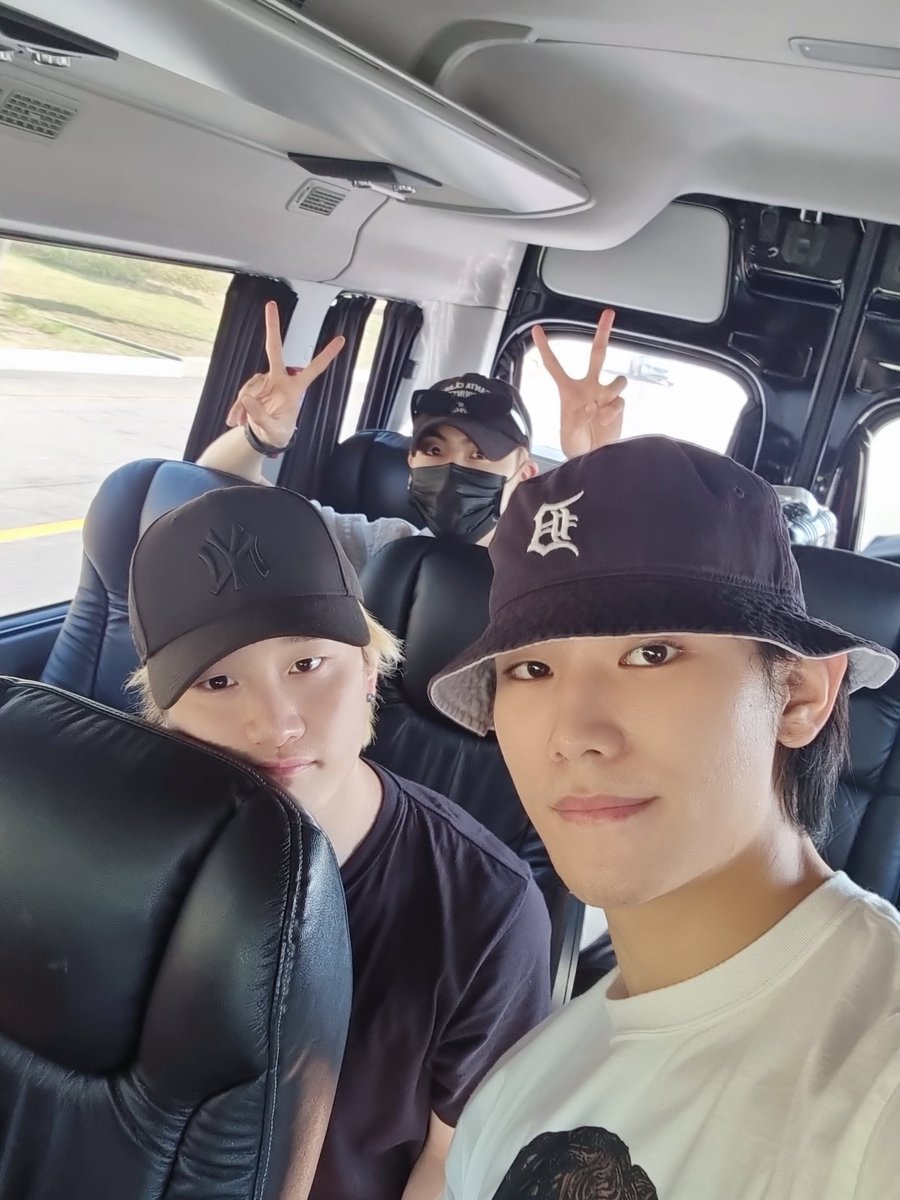 AWEEK_Official's tweet photo. #어위크

한국 도착했습니다!
에이든과 차원은 가족과 함께...❤️‍🔥

#AWEEK #다일 #차원 #에이든 #진규 #로건 #Di1e #CHAWON #AIDEN #JINGYU #LOGAN https://t.co/04AizeV7YX