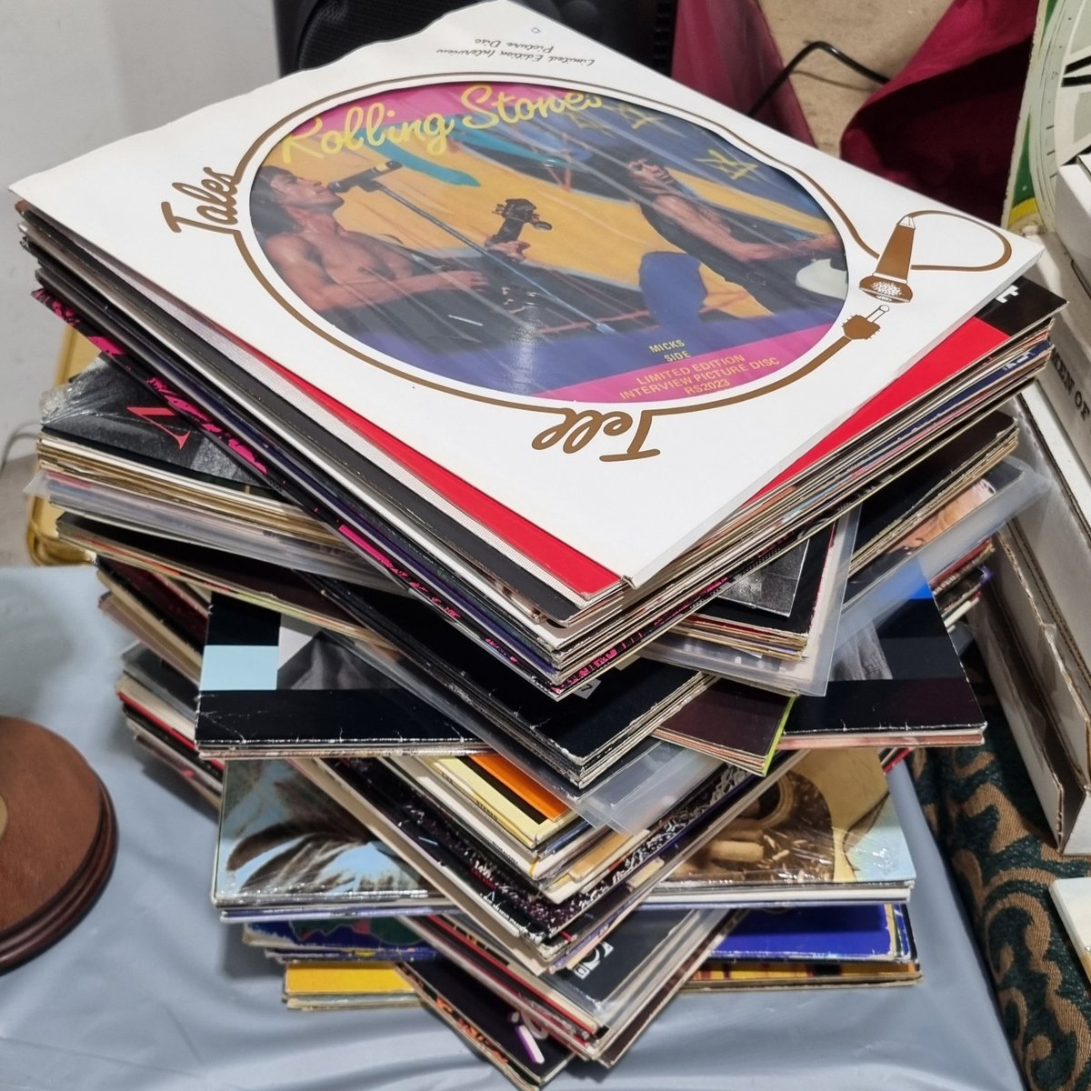 KLMAuctioneers's tweet photo. Join us this Friday for our Jubilee Auction. Again we have a great selection of vinyl and loads of vintage cameras, lenses including Carl Zeiss, Kern Paillard and many others, as well as the usual array of antiques, curios, silver &amp; gold.

https://t.co/2xjg73o9RC https://t.co/hfQRLSIrVB