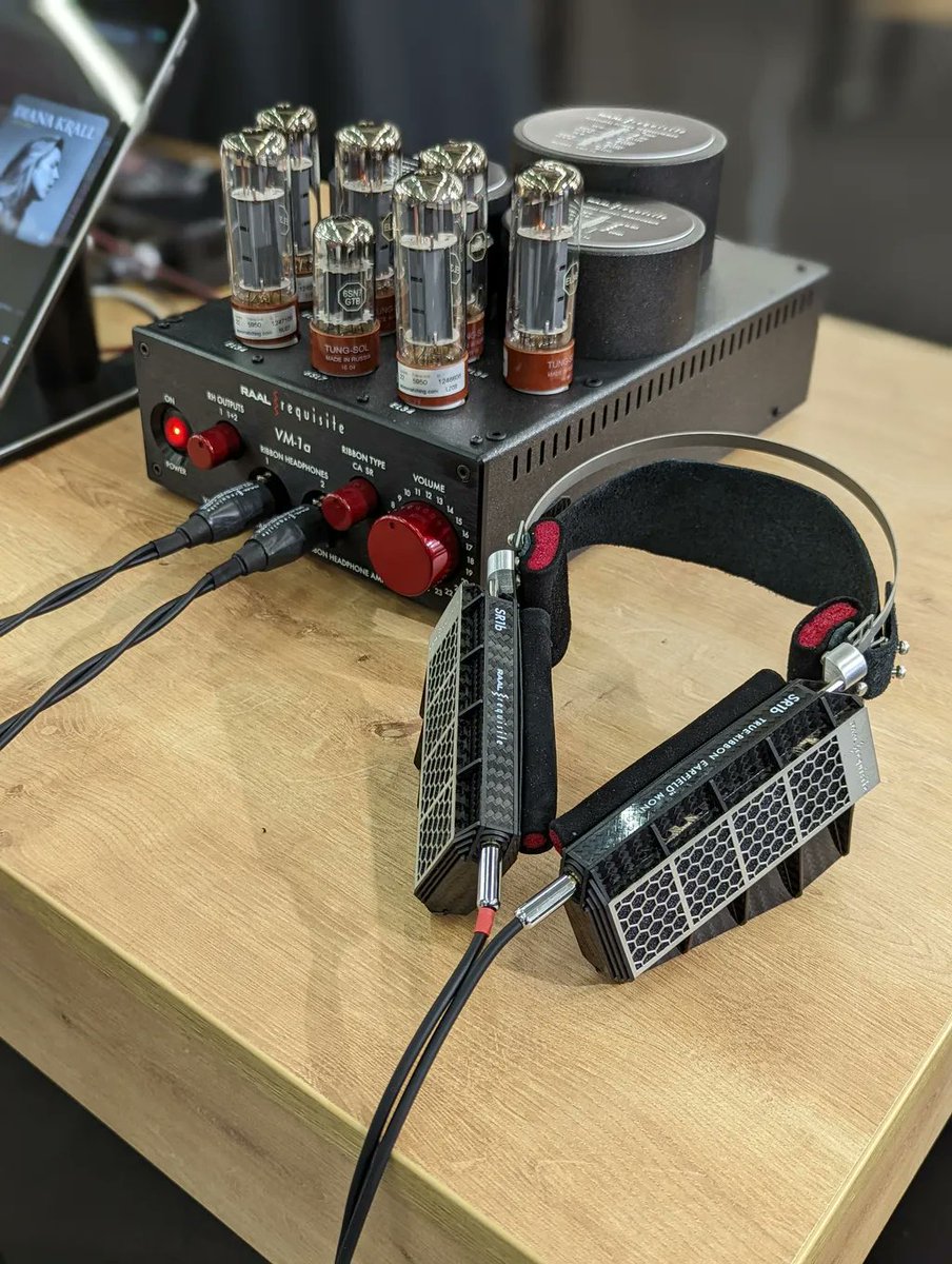 Onmag_topaudio's tweet photo. Sur le #HighEnd2022 : casque Hifi RAAL Requisite SR1b à transducteurs à rubans et ampli à tubes dédié VM-1a. Du très haut gamme.
Nos news concernant le salon : https://t.co/skWTEc2r4b
#HighEnd #audiophile #hifi #RAALrequisite #Headphones https://t.co/d8E609o1HA
