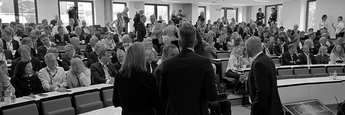 Er det kapitalmarkedene eller press fra miljøbevisste forbrukere som skal redde verden? Gjestene strømmer til for å høre politikere, forskere og næringslivsledere ta debatten på <a href="/NHHnor/">NHH Norwegian School of Economics</a> #Vårkonferansen2022  
nhh.no/kalender/konfe…