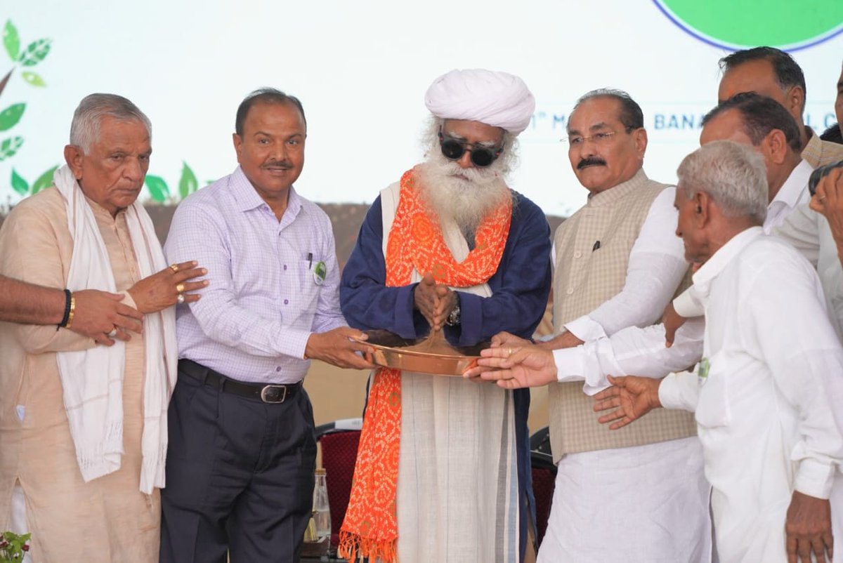 cpsavesoil's tweet photo. The board of directors and Chairman @chaudhryshankar of @banasdairy1969 gather around @SadhguruJV and ask him to bless the soil of Banas. #SaveSoilGujarat @bmcri2016 @PJChaudhry https://t.co/mbp2a9vfaD