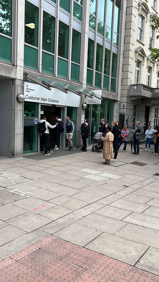SteadGuy's tweet photo. #hmpo is a joke, what a waste of tax payers money - all you get is excuses, not a passport 😡😡😡 https://t.co/xeeqJcJr6f
