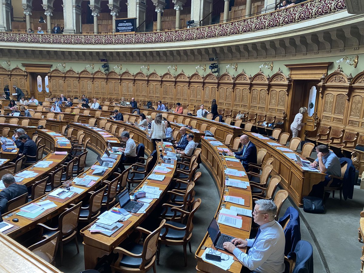 Une salle aux trois quarts vide (moins de 50 élus sur 200) au Conseil national lors du débat sur le frein aux coûts de la santé. C’est ainsi que la politique se discrédite face à la population!