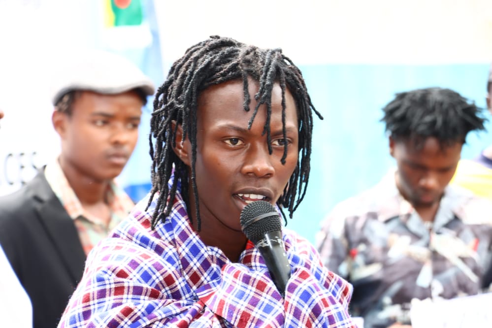 "Hatuna imani na watu tulivotia then Wakaficha white,

Unafeel aje ukipigania mtu mwenye chakula ya chiwawa wake haifikii yenye wewe unakula,

Unafeel aje ukipigania mtu penye gari yake inapack ni big kuliko kwenye unaishi"
#NairobiVoices