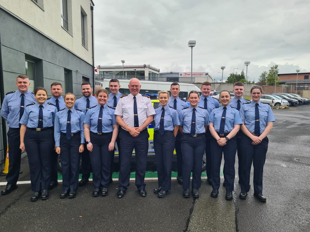 gardainfo's tweet image. Chief Superintendent Finbarr Murphy welcomed 14 new Gardaí to the DMR West who recently graduated from the Garda College. "These new Gardaí are most welcome to the Division and I wish them every success in their new careers".

#HereToHelp