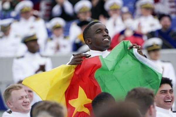 TheCameroonianZ's tweet photo. Deux Camerounais - Denis Enga Kwaye et Boris Atud Neye - parmi 13 étrangers commissionnés à l'Académie de la Marine américaine à Annapolis, Maryland. 

Une cérémonie présidée par le président américain Joe Biden, le vendredi 27 mai 2022. 

#Cameroon 🇨🇲 https://t.co/lUdTHh4SB8