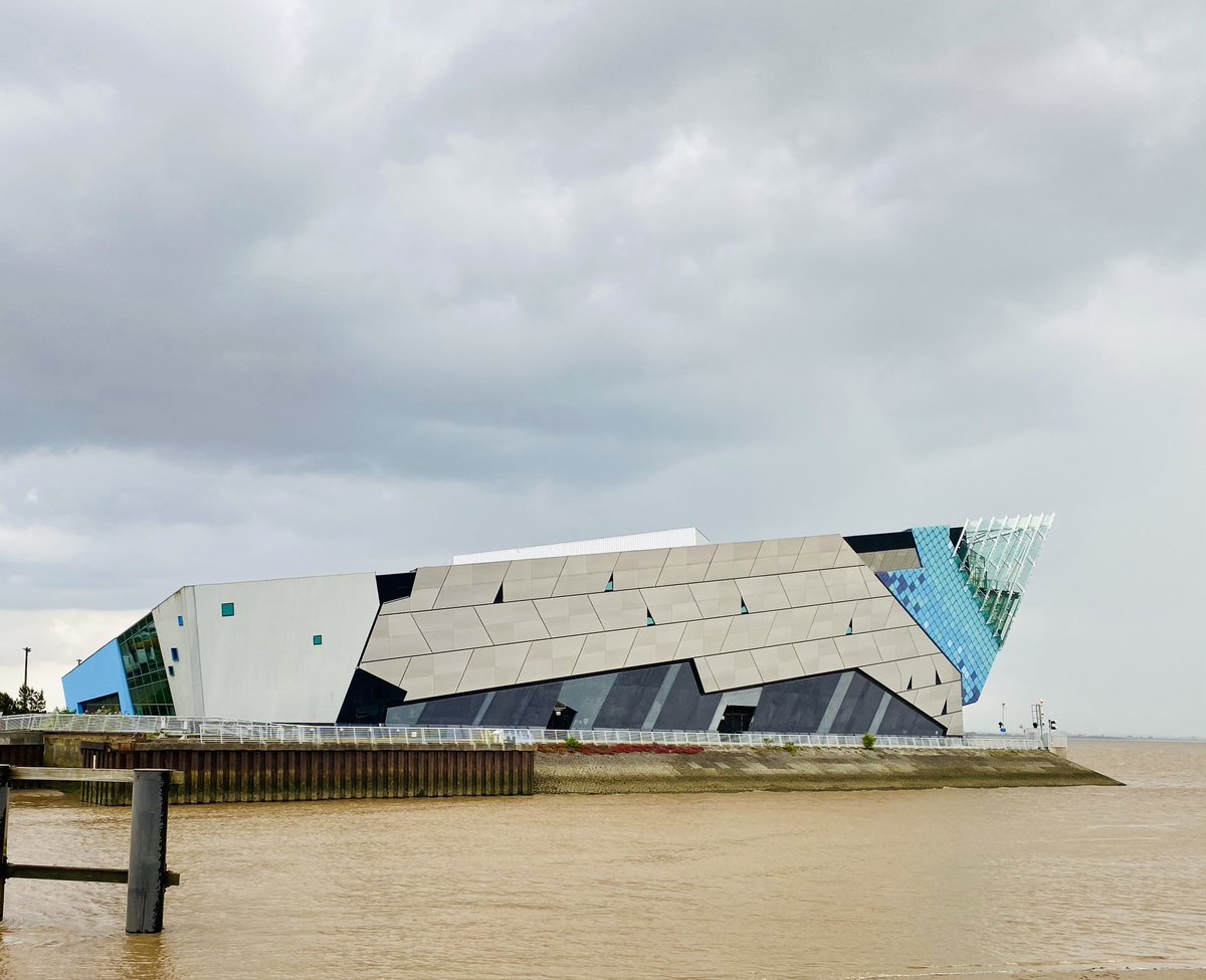 We went for a walk by the Humber and through the atmospheric old town after driving down from Glasgow. Amazing audience in Glasgow on Sunday! Last night of the UK tour tonight in Hull and our first-ever concert here. 

#PetText
