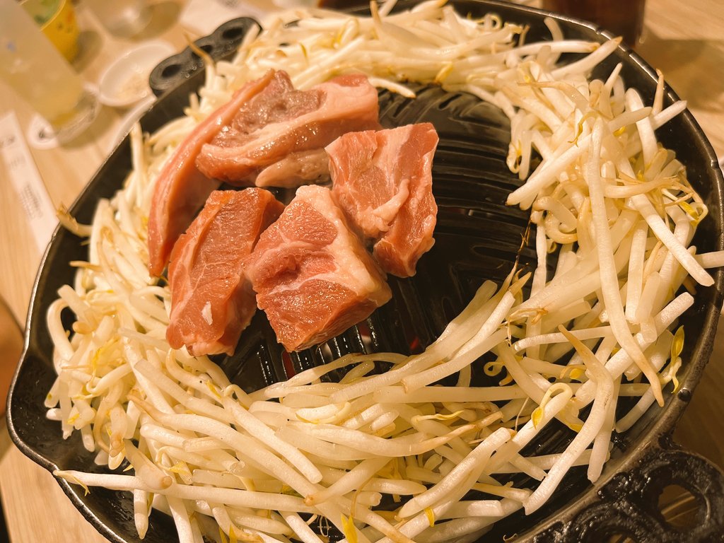 M ご飯の支度と明日の準備を終えお風呂タイム 今日はなんかとりあえずやることリスト終わらせられてホッ 写真は先日たべた ジンギスカン 子供達 〆のラーメンおかわりしまくり 笑 ジンギスカンのたれをほうじ茶で割ったスープで頂くの