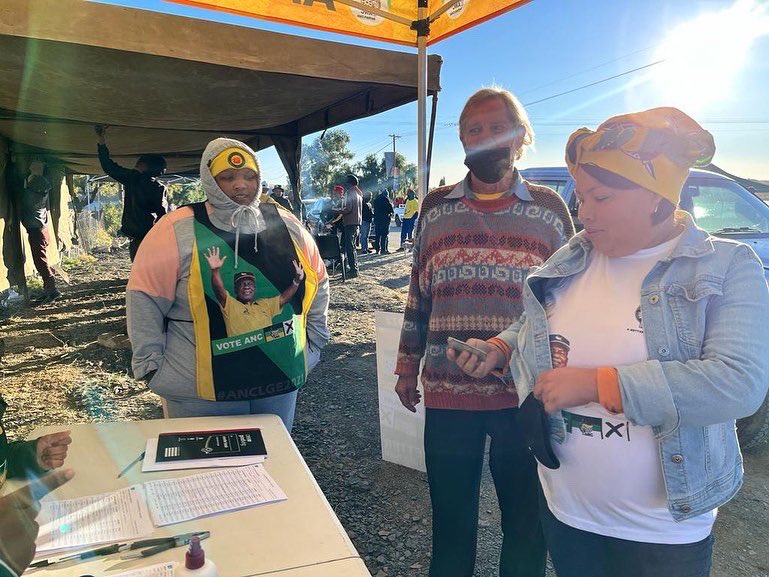 AncNcape's tweet photo. Voting for special votes is underway. Voters are making their way to the voting station @ Carnarvon High School to cast their votes for their preferred candidates. Carnarvon is black, green and gold. @NgxangaDeshi 

#Kareeberg
#Ward04
#VoteANC
🖤💚💛 https://t.co/bdZGJd7Snj