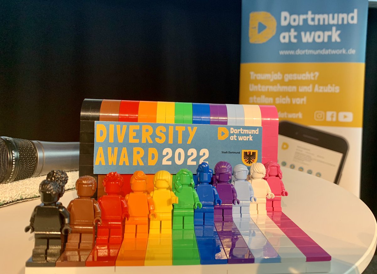 StadtwerkeDO's tweet photo. Anlässlich des #DiversityTag|es findet zur Stunde im @fussballmuseum die Verleihung des Diversity Awards im Rahmen von #dortmundatwork statt. Harald Kraus, Arbeitsdirektor von #DSW21, führt die Schüler*innen vor der Preisverleihung …
@stadtdortmund @verdi_Westfalen @DGBNRW https://t.co/VqNlynvmVk