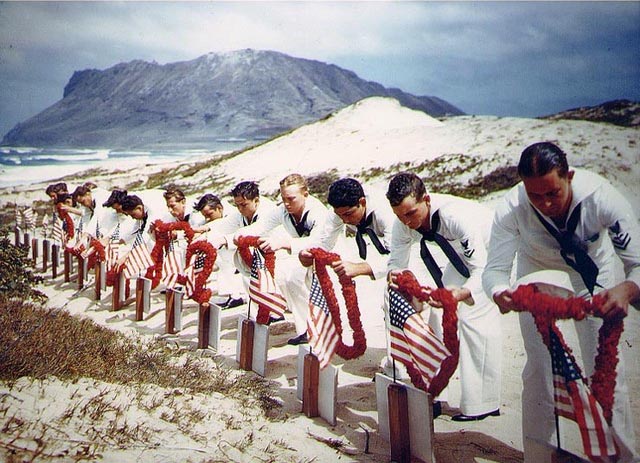 ww2explained's tweet image. #OTD May 31st 1942: US Navy sailors honoring their comrades that were killed during the Pearl Harbor attack.
#WW2 #WW2Explained #History