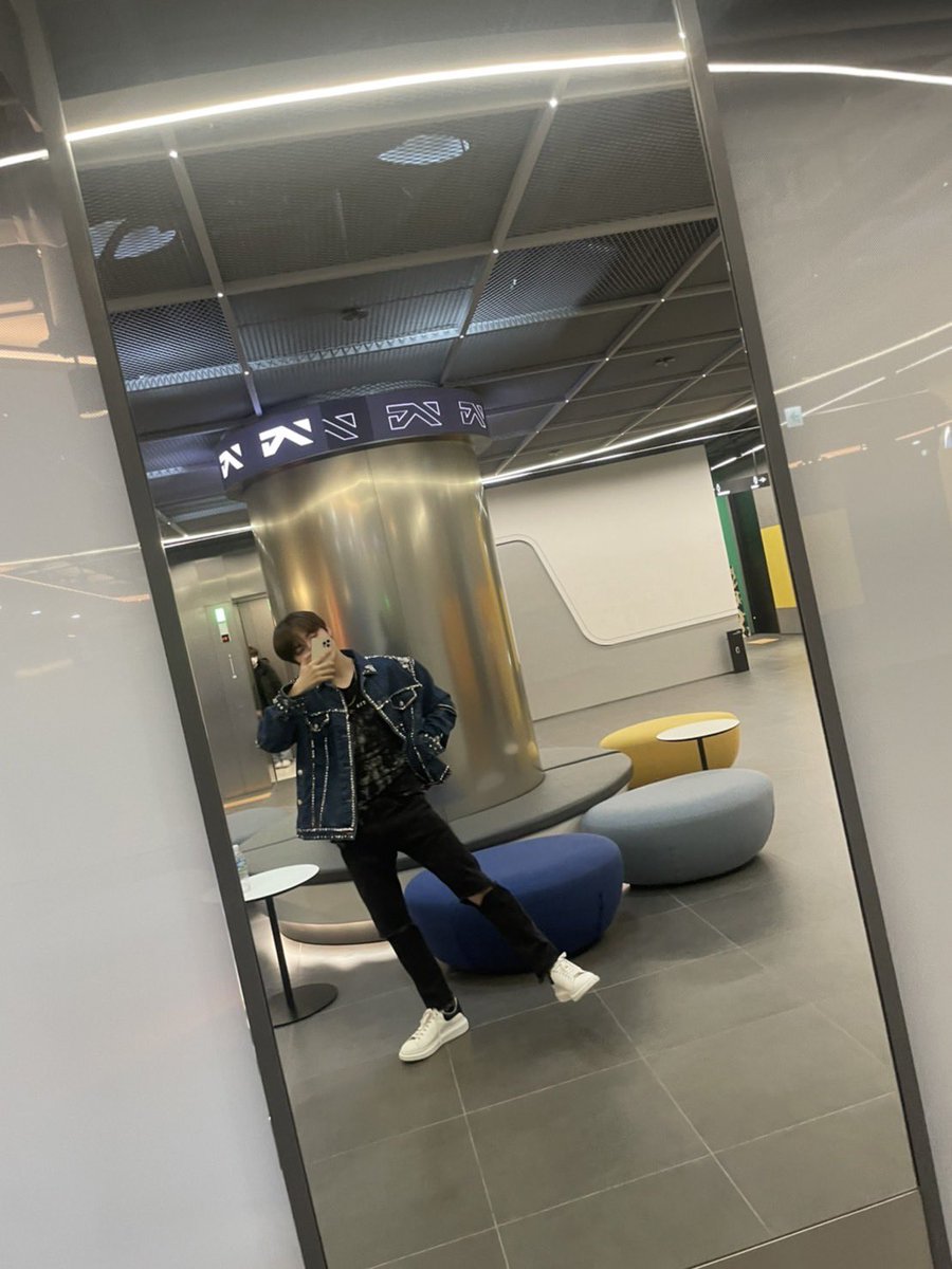 A shot at YG’s hot photo zone. Today, the main point of this pictures is the jacket! And also Junghwanie in the elevator. Everything is perfect today. The beautiful moonlight will shine on Treasure Makers night path. So please sleep comfortably.