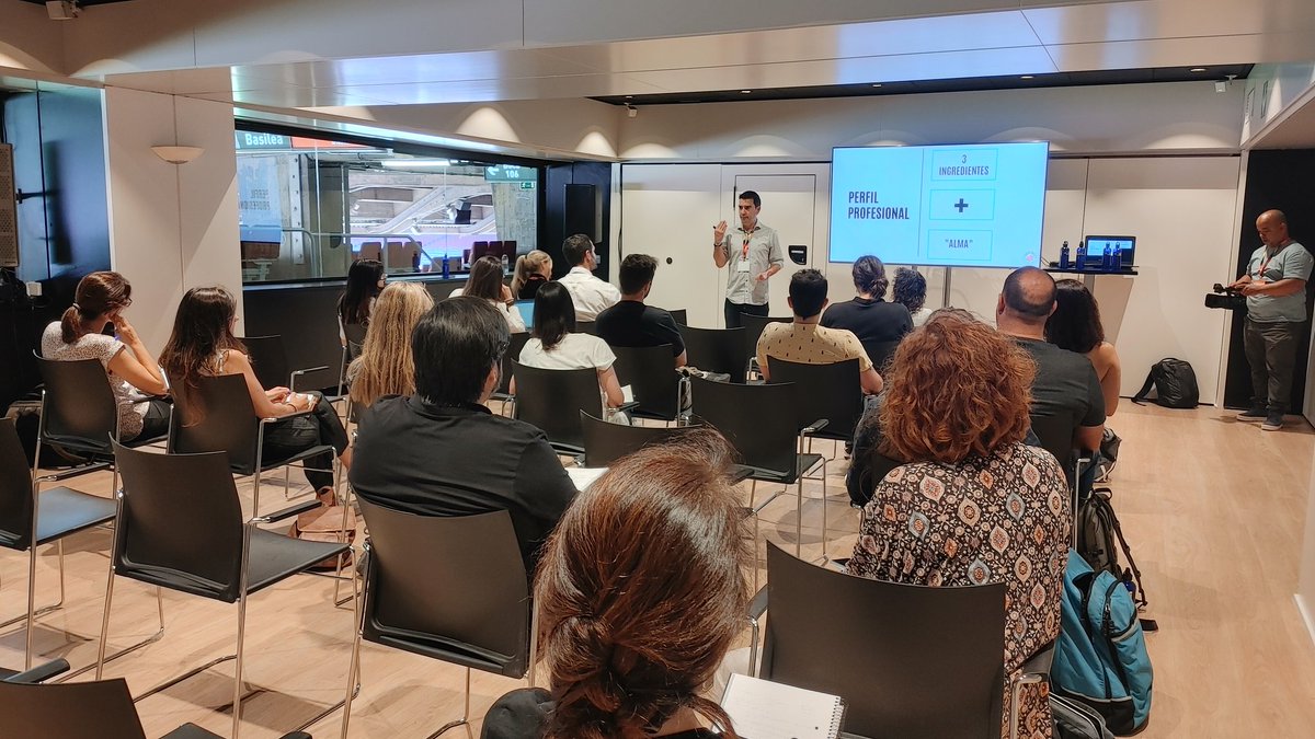 CeliaHil's tweet photo. '@emoiciona: "El #PerfilProfesional = (Formación + Experiencia + Competencias) + ALMA" 😉
#JOBarcelona'22
#MapaDeTalento #Talento
#CarlosBella #Empleo #Feina #Ocupació https://t.co/3Y0Bm7ITKB