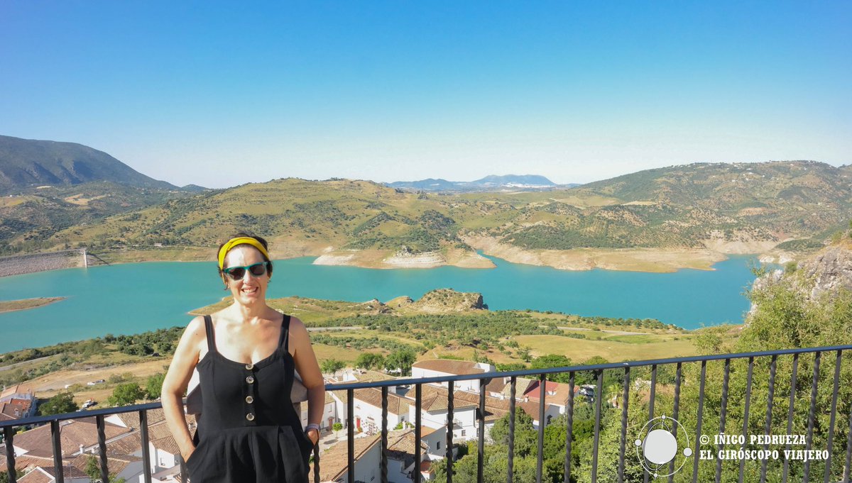 Belleza azul desde lo alto de uno de los Pueblos Blancos de Cádiz: Zahara de la Sierra.
#DescubreLosPueblosBlancos #DiscoverPueblosBlancos #ZaharadelaSierra #elgiroscopoviajero #elgiroscopoviajeroandalucia #cadiz #provinciadecadiz #andalucia #viveandalucia #travelphotography