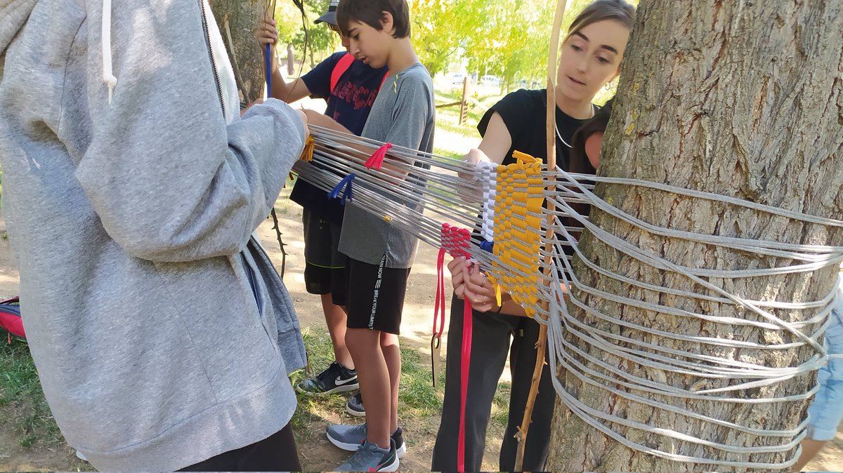 marcal_oliver's tweet photo. Començant el taller de teixim el parc amb el @INS_Pla_Marcell, @INSACumella, @InsBaixMontseny , @institutlauro , @InstitutGiola , @INSRaspall, @INS_Vilamajor en la trobada #X_Art https://t.co/iwuBYMBdc9