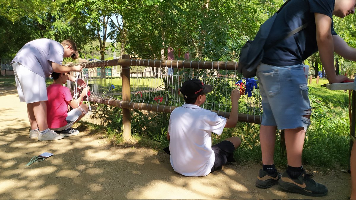 marcal_oliver's tweet photo. Començant el taller de teixim el parc amb el @INS_Pla_Marcell, @INSACumella, @InsBaixMontseny , @institutlauro , @InstitutGiola , @INSRaspall, @INS_Vilamajor en la trobada #X_Art https://t.co/iwuBYMBdc9