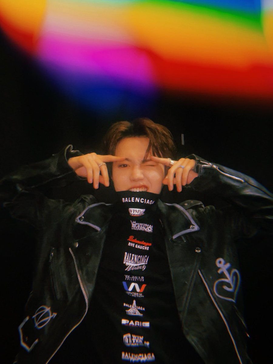 Hello Treasure Makers! I have a gift for you before our concert started. The outfit was so pretty today and I took a lot of photos to show to our Treasure Makers. Everyone, see you in a little bit.