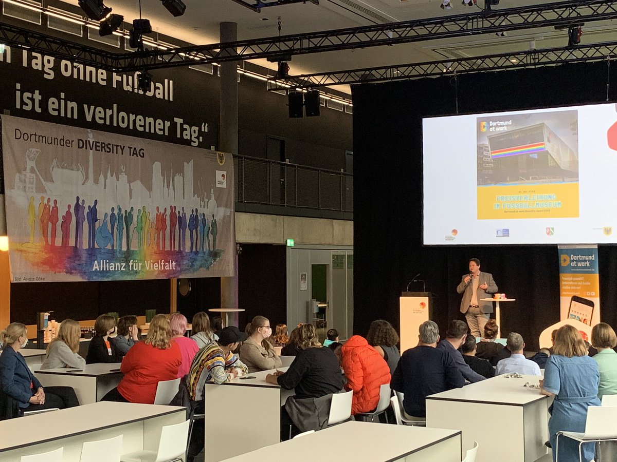 StadtwerkeDO's tweet photo. 1/2 „Was mich am #DiversityTag stört, ist, dass es ihn überhaupt gibt“, sagt Harald Kraus, Arbeitsdirektor von #DSW21, bei der Preisverleihung des #Diversity Awards von #dortmundatwork im @fussballmuseum. „Damit stelle ich diesen Tag nicht in Frage …,
@stadtdortmund https://t.co/5BiU4OzVfd