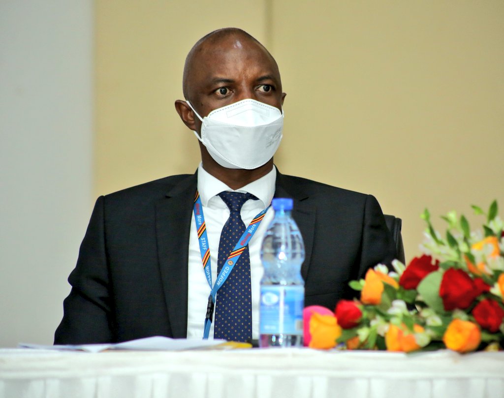 munghinda's tweet photo. PSST @rggoobi during a meeting with LG Accounting Officers at Hotel Africana yesterday said any Court award arising from land disputes will be settled using each LG existing unconditional budget provisions.
@mofpedU
@MoLGUganda
@ministry_lands
@OPMUganda
#BetterServiceDelivery https://t.co/1VWlU80KKH