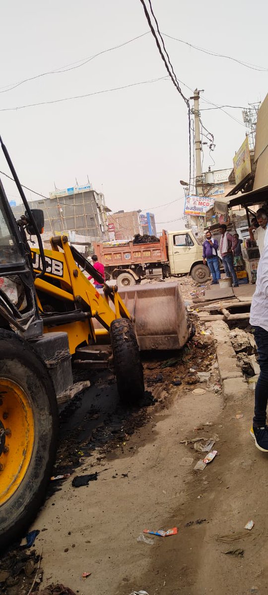 EEMIRZ1's tweet photo. @dcrohinizone @Ravijindal_13 @NGTribunal @CPCB_OFFICIAL @LtGovDelhi @NorthDMCSwachh @SwachSurvekshan @mayornorthdelhi Removing silt under process. https://t.co/YDD2onDNM0