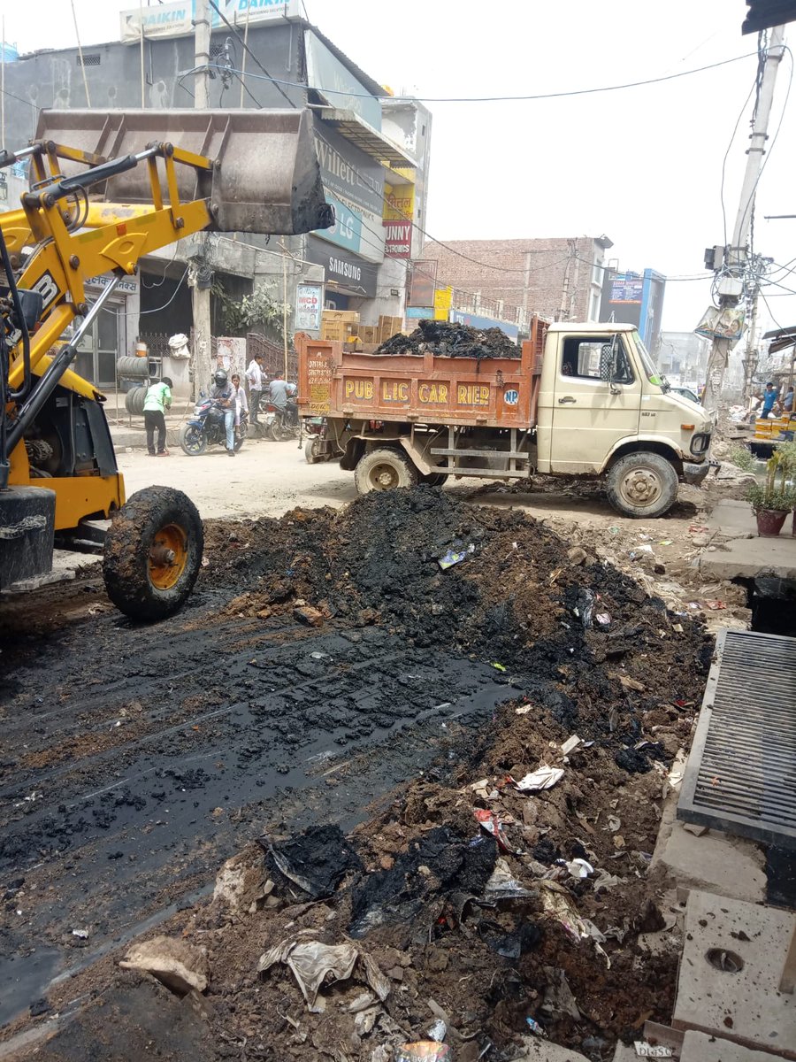 EEMIRZ1's tweet photo. @dcrohinizone @Ravijindal_13 @NGTribunal @CPCB_OFFICIAL @LtGovDelhi @NorthDMCSwachh @SwachSurvekshan @mayornorthdelhi Removing silt under process. https://t.co/YDD2onDNM0