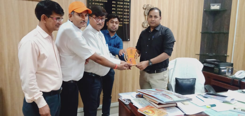 नये SR DOM महोदय से <a href="/BrmsBms/">UMRKS BRMS BMS</a>  आगरा मण्डल ने शिष्टाचार के नाते मुलाकात किया और मेमोंटो भेंट किया।
 हरि बल्लभ दीक्षित जी, बंशी बदन झा जी, एस डी पाण्डेय जी, अर्जुन सेन जी धर्मेन्द्र चौधरी जी अजय कुमार जी एवं रमन कुमार जी उपस्थित रहे।
<a href="/brmsunion/">BRMS</a>
<a href="/bms_it/">BMS IT CELL</a>