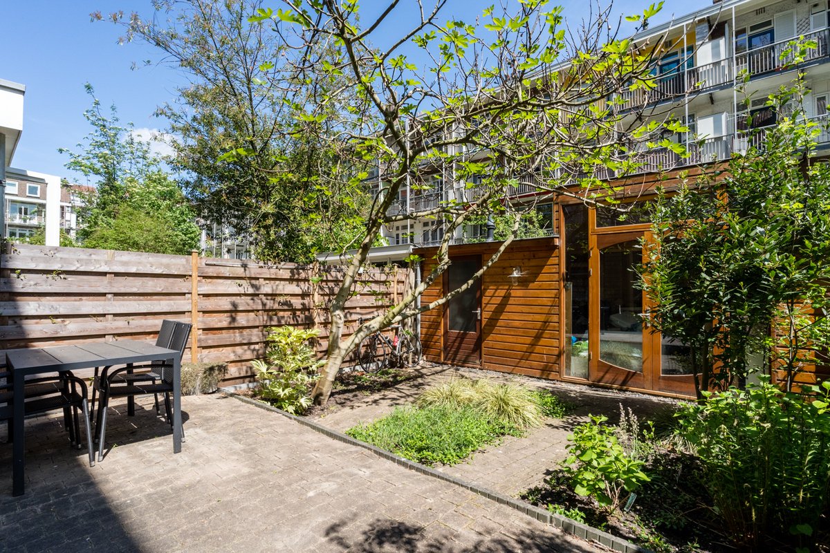 TIPMakelaar's tweet photo. Nieuw in #verkoop aan de #Postjeskade in #Amsterdam. #Appartement met #tuin gelegen aan het #water van de #Postjeswetering. Ca. 80 m2 met #tuinhuis. https://t.co/zAGiFLVMnE #Makelaar #Funda #tekoop #Realestate https://t.co/ShStqE2hAo