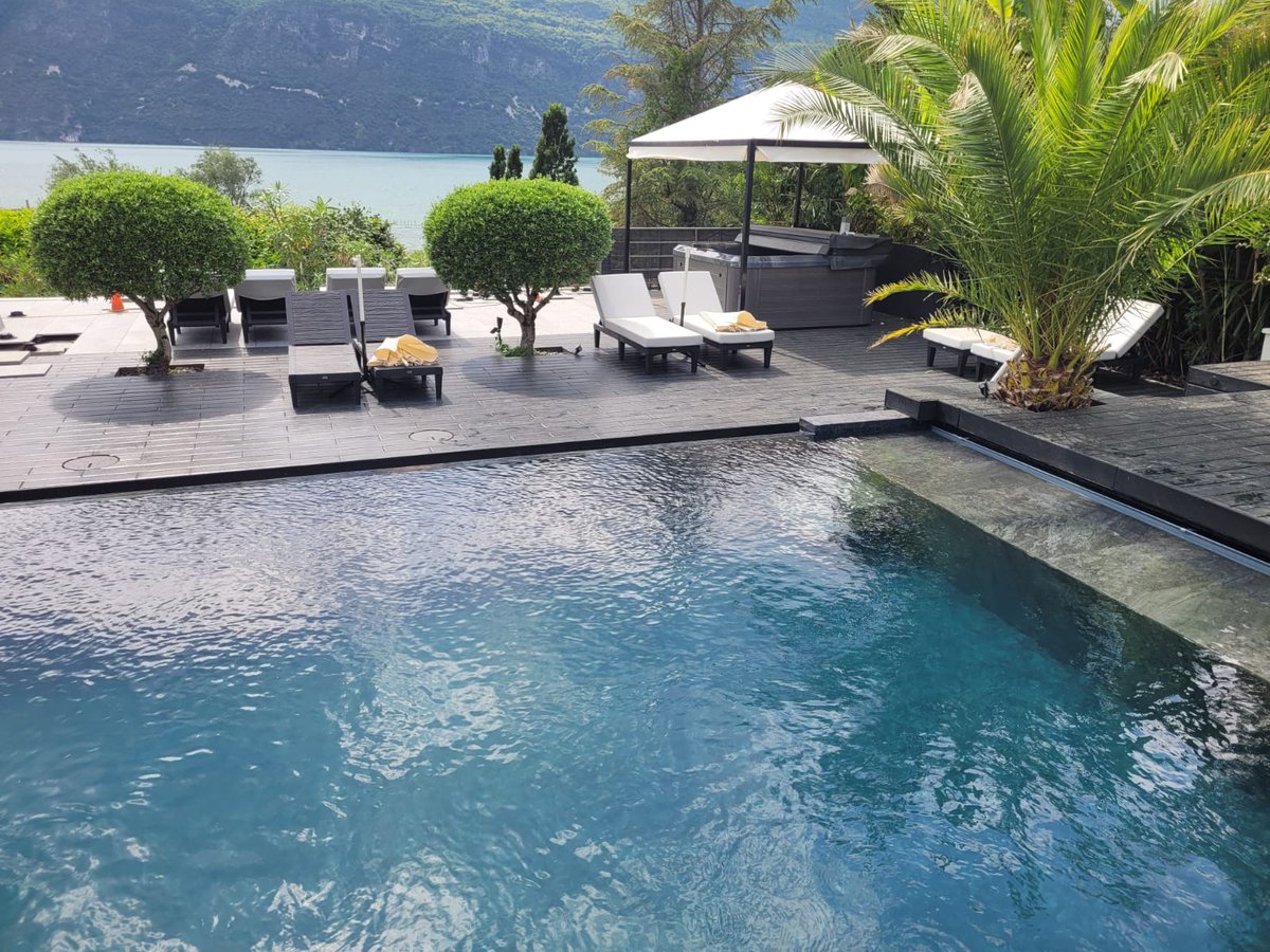 ISI_MIROIR's tweet photo. Installation d'un banc et d'un escalier Top-Cover en grès cérame de chez AB Pool. 
Très belle rénovation d'une piscine à débordement avec vue sur le lac du Bourget. Bravo à l'équipe M2GP Aménagements de Gregory Metral 
#abpool #topcover #caillebotis #piscinemiroir #debordement https://t.co/wlNUYFdhAk