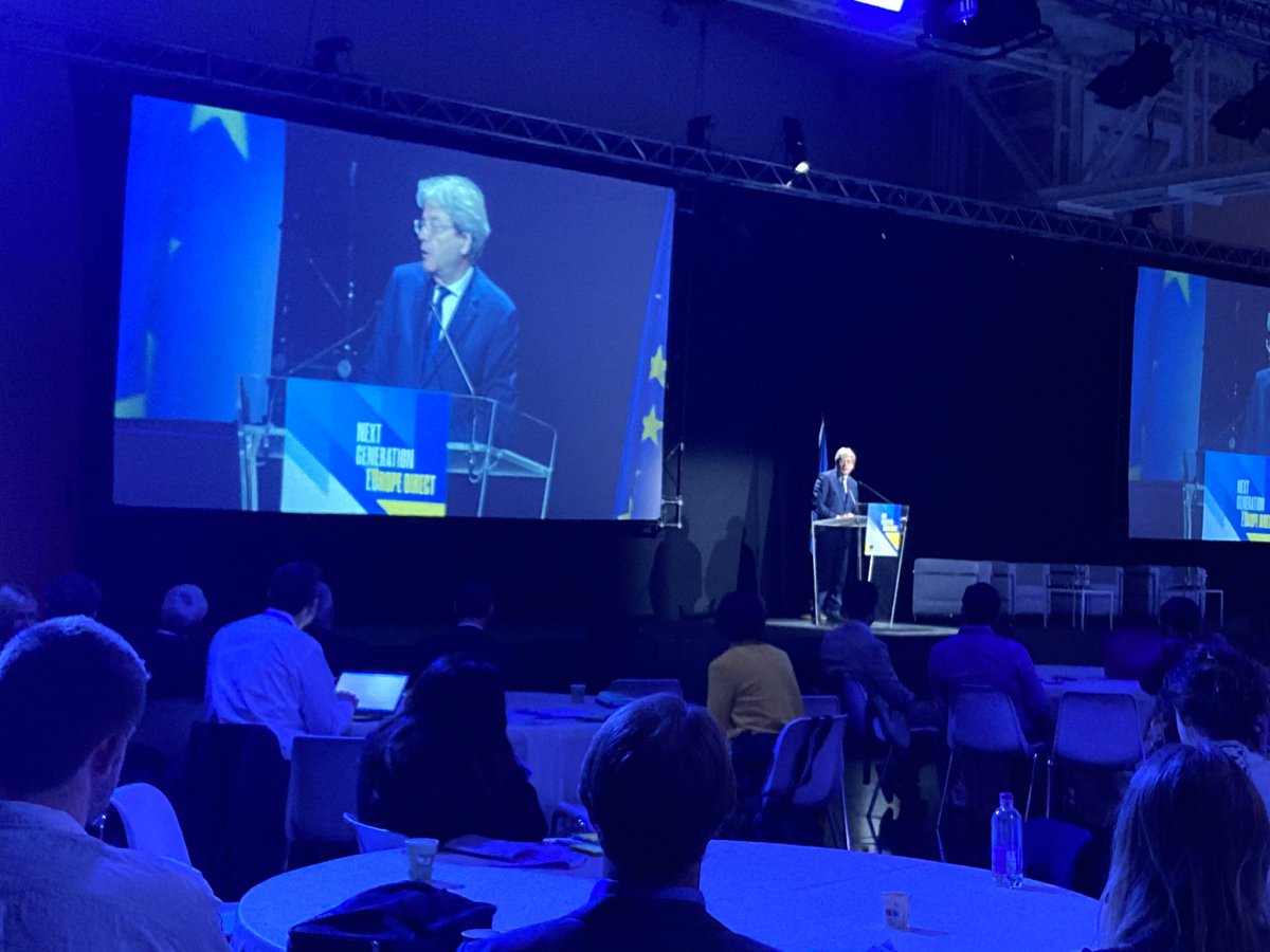 Commissioner <a href="/PaoloGentiloni/">Paolo Gentiloni</a> recalls for the over 400 #EuropeDirect centres gathered in Milan the Hamiltonian moment of the EU in response to the COVID crisis, with the common issuance of common debt and the creation of a health union. #EuropeDirectGM2022