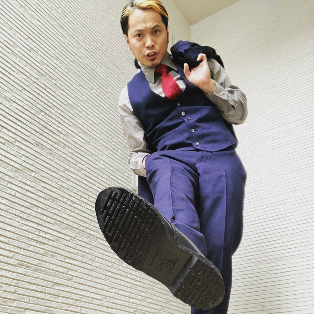 U16beat's tweet photo. 本日は、年に数回あるかどうかスーツで外出。
お客さん、どこまで？スタイル🚕

#drmartens 
#musician #drummer 
#ドラマーと繋がりたい 
#バイク好きな人と繋がりたい 
#湘南 #surf 
#circlejoint #三寅
#yamaha #zildjian #lerni #followme https://t.co/XVKgqWQkS4 https://t.co/Vle4Xv5LFb