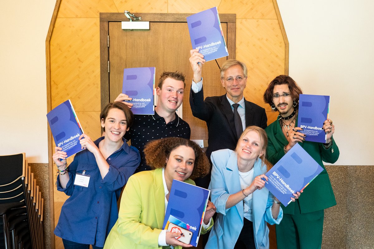 Alle mbo-studenten verdienen een volwaardige stage of leerbaan, ook als je extra ondersteuning nodig hebt. Mooi dat er nu een handboek voor scholen is, om samen met student en leerbedrijf, het leren op de werkvloer tot een succes te maken. 
#BPVHandboek

ingrado.nl/kennisbank/ite…