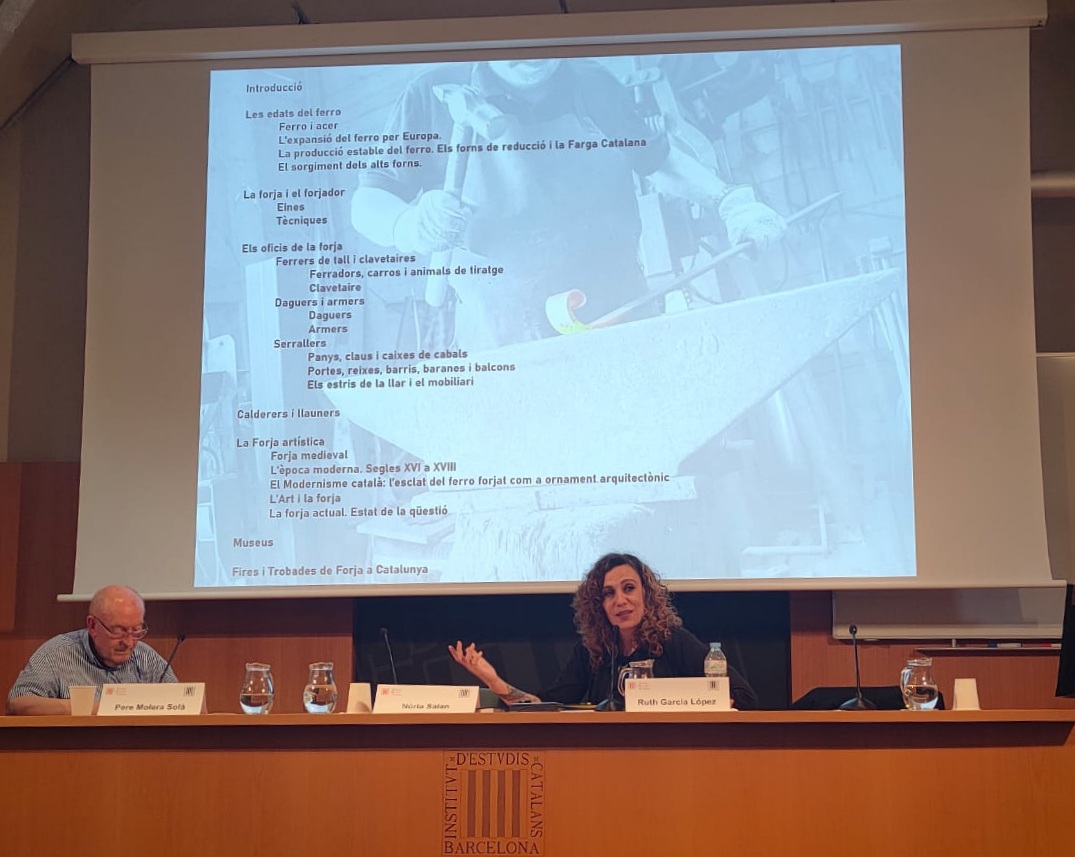 ENTI_BCN's tweet photo. Felicitem a la nostra professora d'Art Modern #CAVJA Ruth Garcia que després de 2 anys per fi ha pogut presentar com cal el seu últim llibre, "El ferro i la forja", a la seu de l' @iec .
Un viatge per la tecnologia, l'art i la història del treball del ferro. https://t.co/3L0ApdGJMq