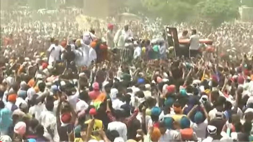 arsh_kaur7's tweet photo. Don't remember when last time Punjab saw funeral like this. #SidhuMooseWalaDeath https://t.co/u4pQma3jh5