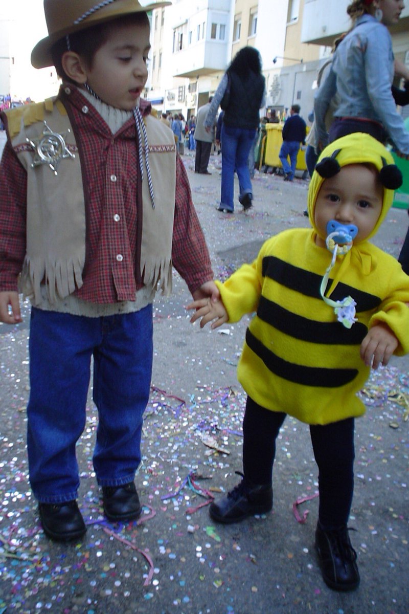 ManuRios_11's tweet photo. 18 años han pasado entre una foto y otra, y ayer por fin mi hermano @JesusRiosCa y yo pudimos disfrutar de nuestra primera vez en el Falla. 
Eso sí, siempre acompañados de @jmrioso quien os ha transmitido la tradición de las coplillas desde chicos.
Una auténtica maravilla. https://t.co/foR3IbyqZW