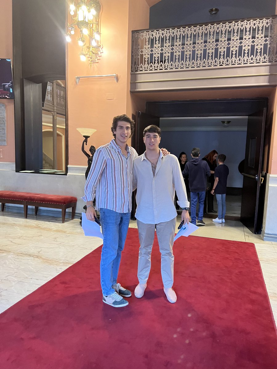 ManuRios_11's tweet photo. 18 años han pasado entre una foto y otra, y ayer por fin mi hermano @JesusRiosCa y yo pudimos disfrutar de nuestra primera vez en el Falla. 
Eso sí, siempre acompañados de @jmrioso quien os ha transmitido la tradición de las coplillas desde chicos.
Una auténtica maravilla. https://t.co/foR3IbyqZW