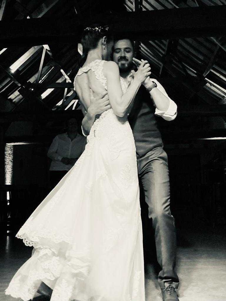 💜 Love is in the air 💜

Vorige week is onze collega Dries Cappon in het huwelijksbootje gestapt en wij waren van de partij! 🤩 We wensen het pasgetrouwd stelletje heel veel geluk en natuurlijk héél veel liefde!

#liefde #trouwen #proficiat