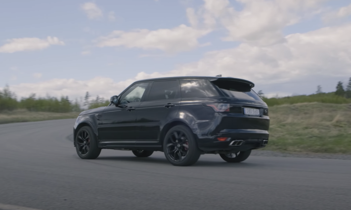 Autonytt's tweet photo. Kan man drifta med Range Rover Sport SVR? https://t.co/vc1iCnzWvr https://t.co/46qSfm4pzB