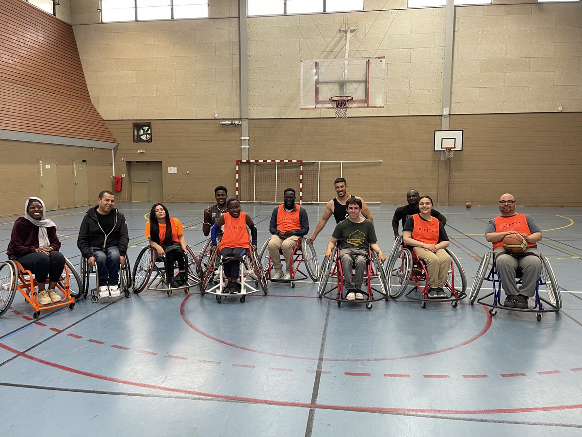 Hier soir visite #charleshermitte pour un temps d’échange et de pratique Merci ⁦@sofyanemehiaoui⁩ et #parisbasketfauteuil La question de la mobilité est un enjeux crucial pour les personnes en situation de handicap.. #circo7517 #handicap #sport #mobilités
