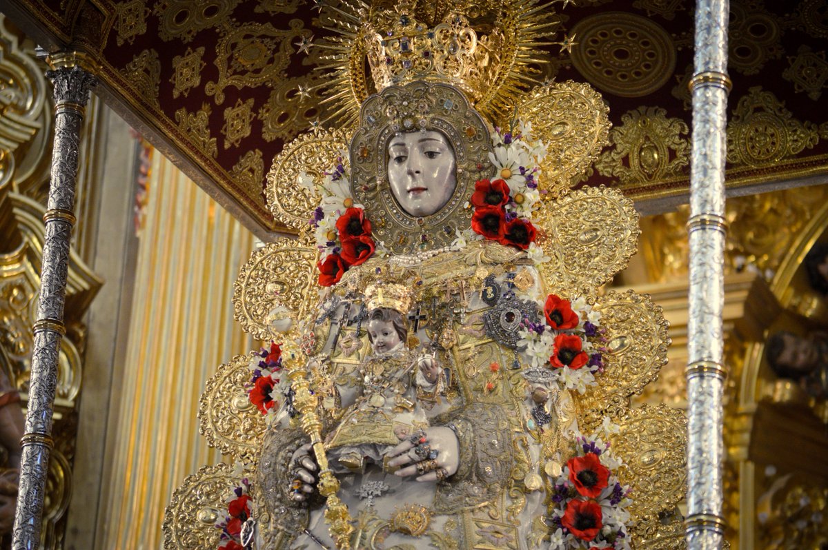 La Virgen del Rocío ya viste de Reina, entronizada en sus andas procesionales, para celebrar en el Santuario, tras dos años, la Romería de Pentecostés.

#ElRocío22