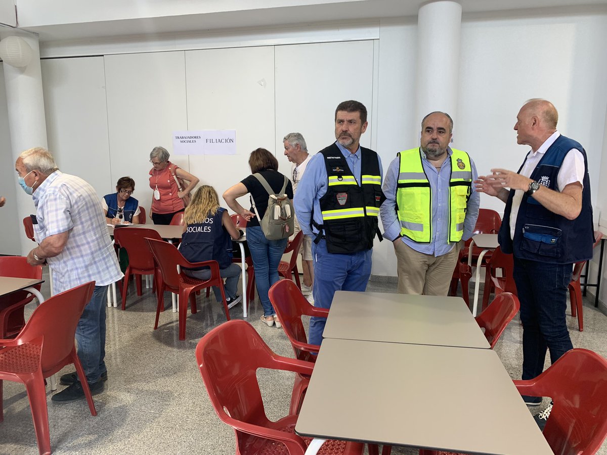 112rmurcia's tweet photo. 🔴#SimulacroPlanQuiEs 

@PC_CartagenaES y Servicios Sociales del @AytoCartagenaES han alejado a los vecinos de Alumbres más próximos al lugar del accidente y les atienden en el centro social de la localidad. https://t.co/LY2NlhhaMa