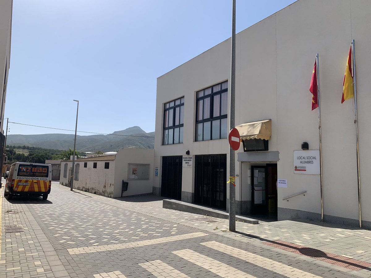 🔴#SimulacroPlanQuiEs 

<a href="/PC_CartagenaES/">Protección Civil Cartagena</a> y Servicios Sociales del <a href="/AytoCartagenaES/">Ayuntamiento de Cartagena</a> han alejado a los vecinos de Alumbres más próximos al lugar del accidente y les atienden en el centro social de la localidad.