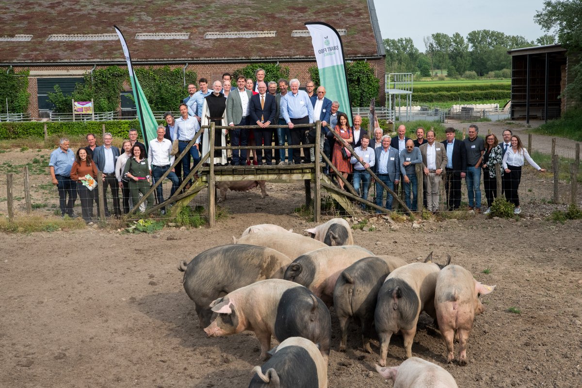 Henri was op 12 mei aanwezig bij <a href="/LivarVarken/">Livar BV</a>  in Echt om het 5jarig jubileum van de Smart Food Alliance te vieren. We zijn blij om deel uit te maken van dit platform dat zich richt op duurzame, gezonde en eerlijke voedselketens. Ook Minister Staghouwer was aanwezig! #food